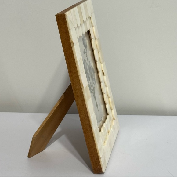 Creative Co-Op Mansour Ivory Scalloped Picture Frame Holds 4” X 6” Photo - Picture 3 of 6